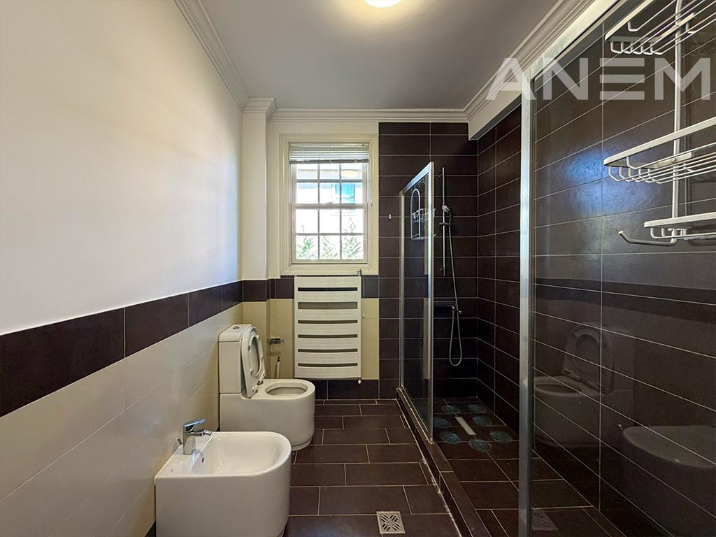 Shtëpi me qira 423m² në Fshatin Amerikan