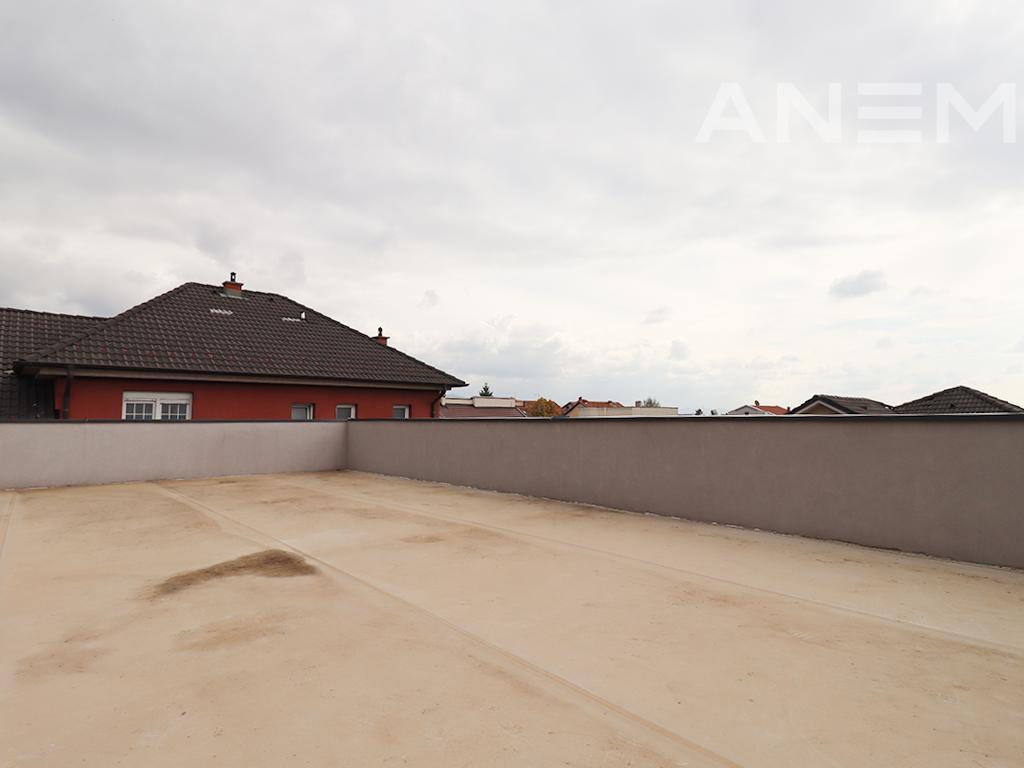 Shtëpi në shitje 270m² +130m² tarracë në Lagjen Qëndresa