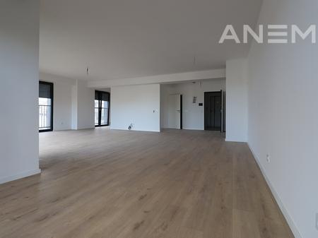 Penthouse for rent with 3 bedrooms in Lakrishtë