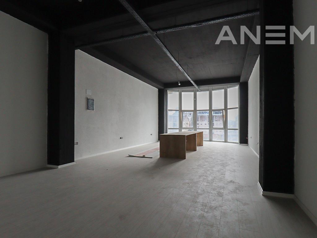 Objekt me qira 2200m² në Arbëri