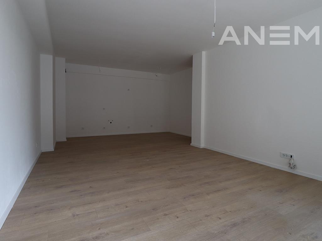Zyre me qira me 3 hapësira pune në Lakrishtë