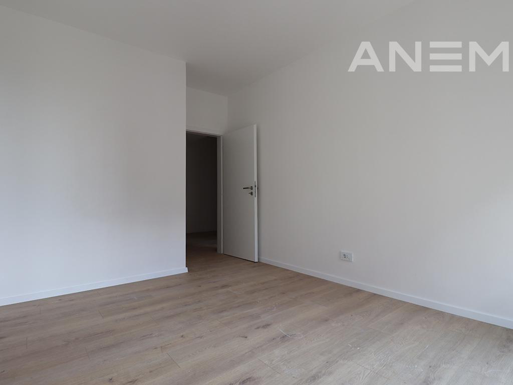 Zyre me qira me 3 hapësira pune në Lakrishtë