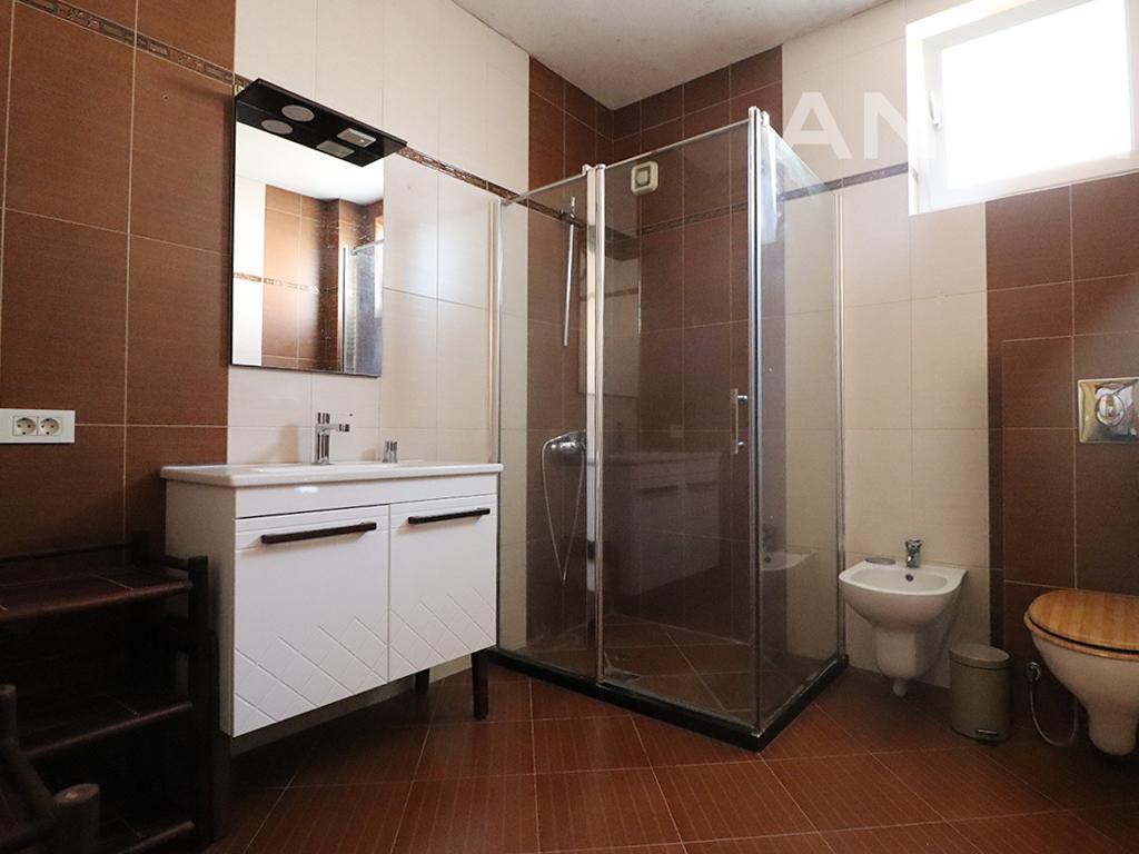 Shtëpi me qira me 8 dhoma gjumi në Velani