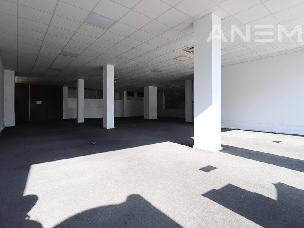 Zyre me qira 1000m² në Rrugën e Zagrebit