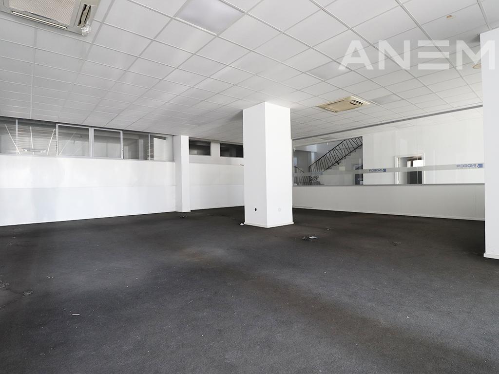 Zyre me qira 1000m² në Rrugën e Zagrebit