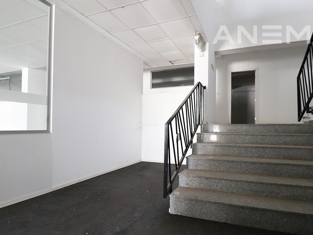 Zyre me qira 1000m² në Rrugën e Zagrebit