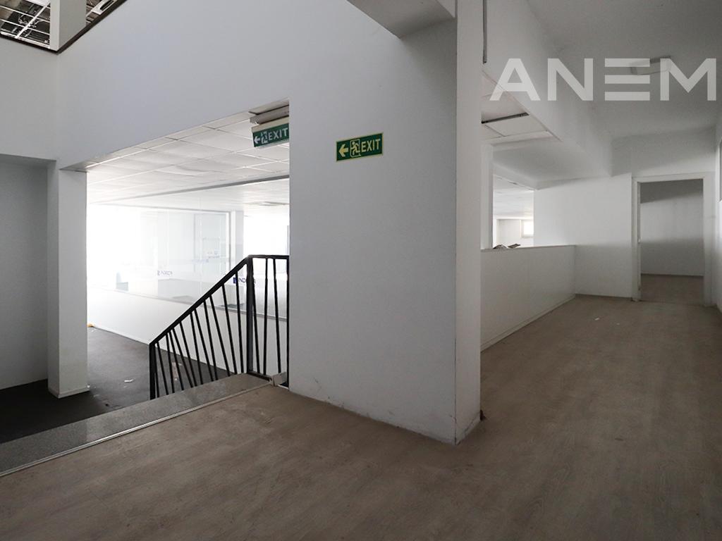 Zyre me qira 1000m² në Rrugën e Zagrebit