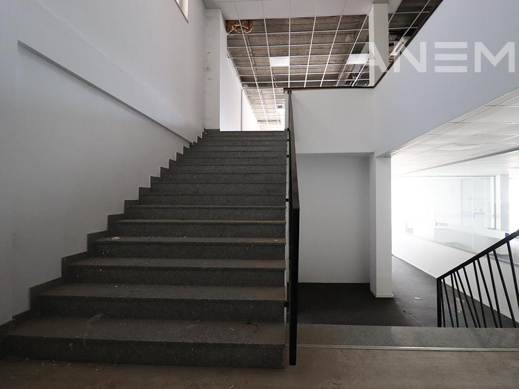 Zyre me qira 1000m² në Rrugën e Zagrebit