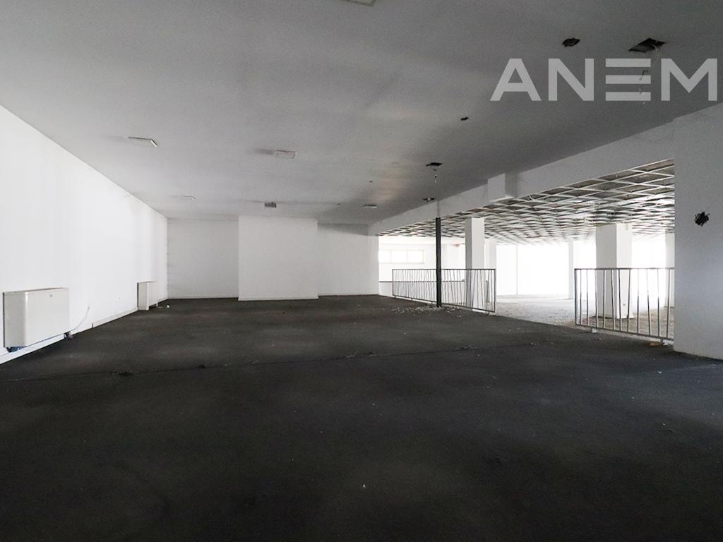Zyre me qira 1000m² në Rrugën e Zagrebit