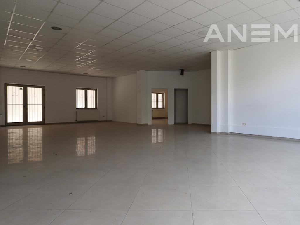 Commercial space for rent 144m² in the Center