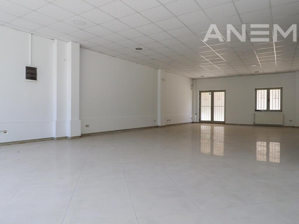 Commercial space for rent 144m² in the Center
