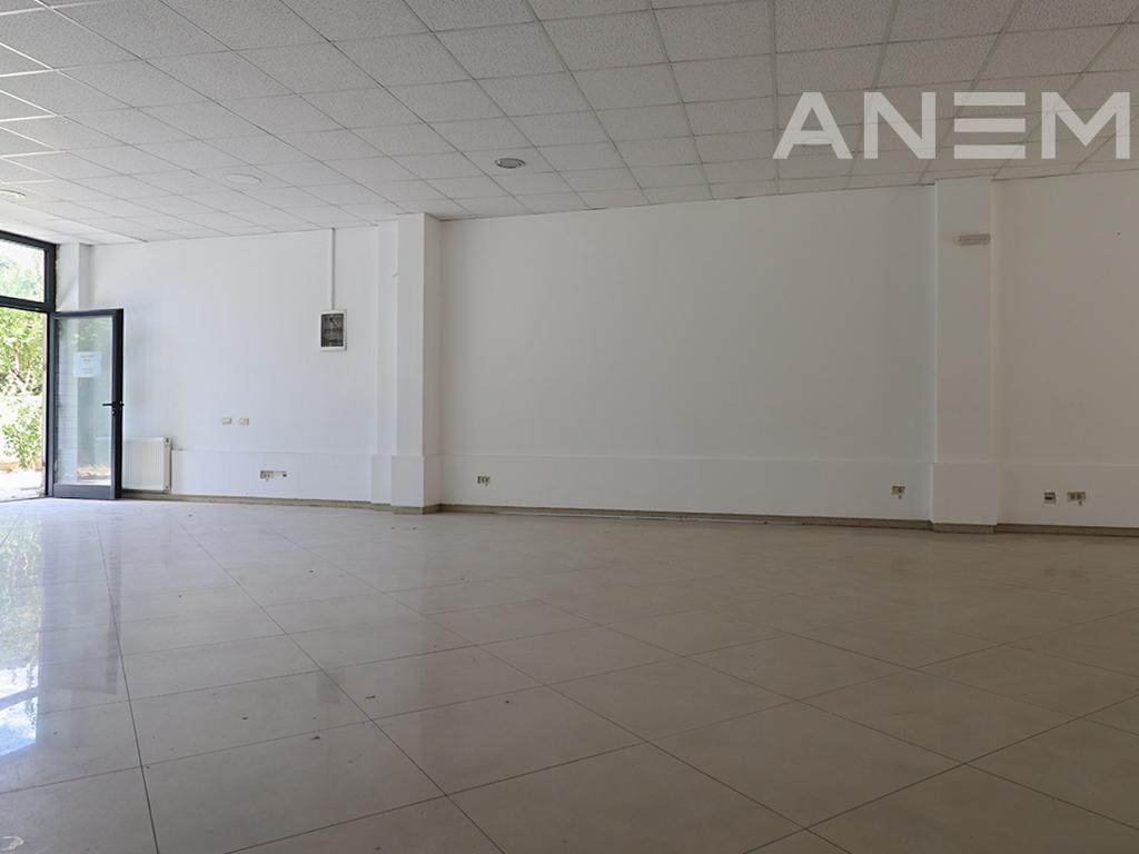 Commercial space for rent 144m² in the Center