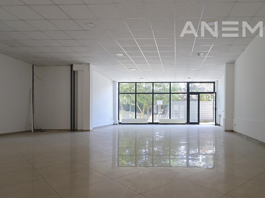 Commercial space for rent 144m² in the Center