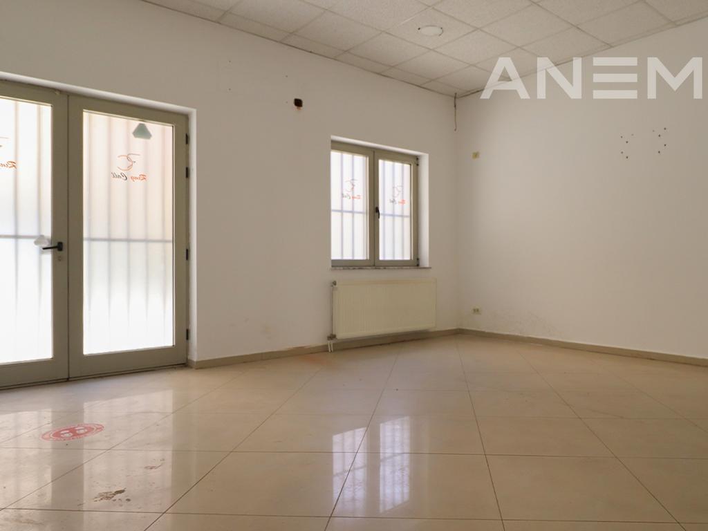 Commercial space for rent 144m² in the Center