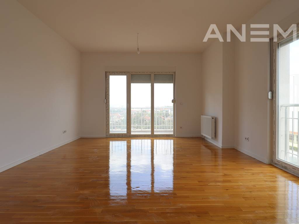 Zyre me qira me 3 hapësira pune