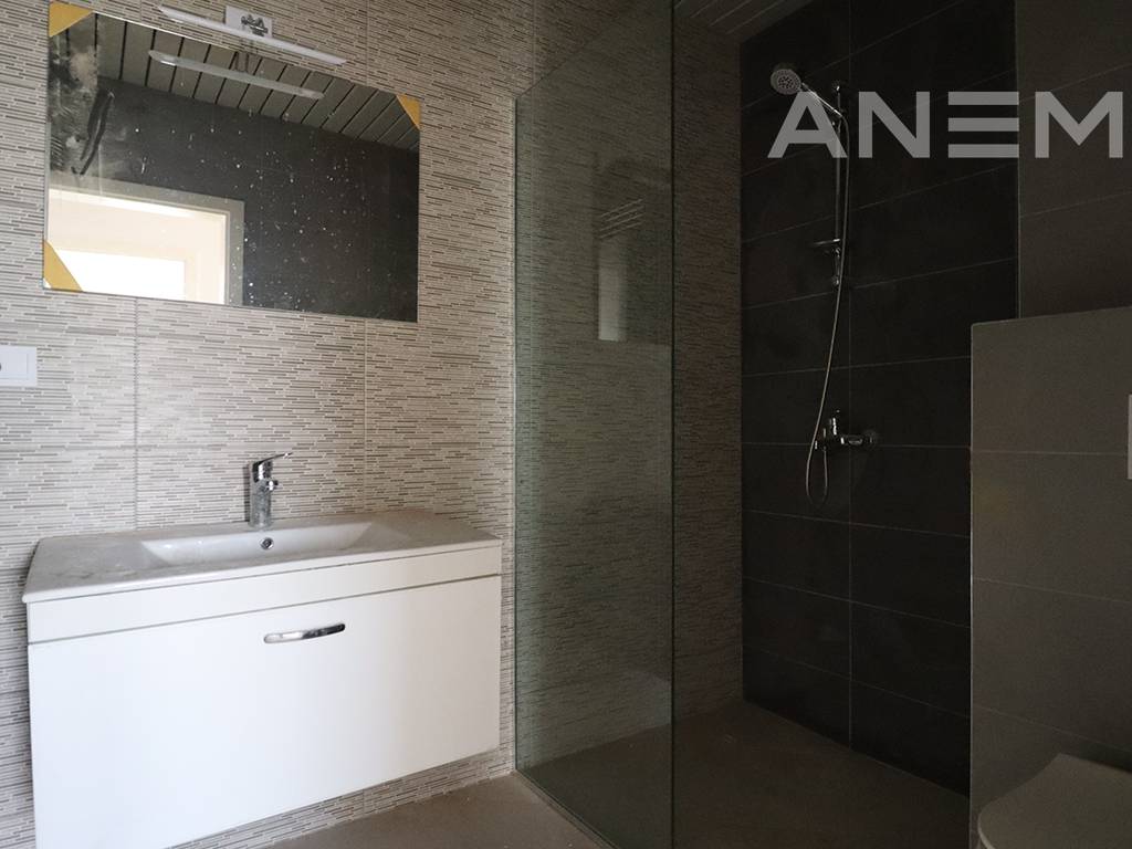Zyre me qira me 3 hapësira pune