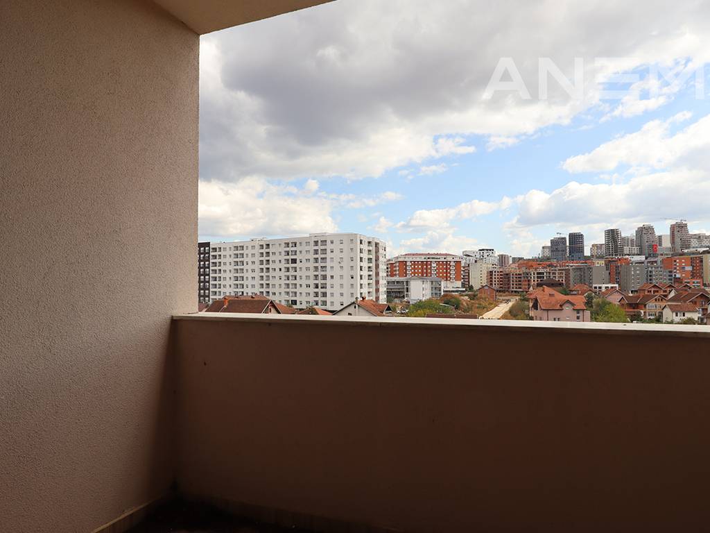 Zyre me qira me 3 hapësira pune