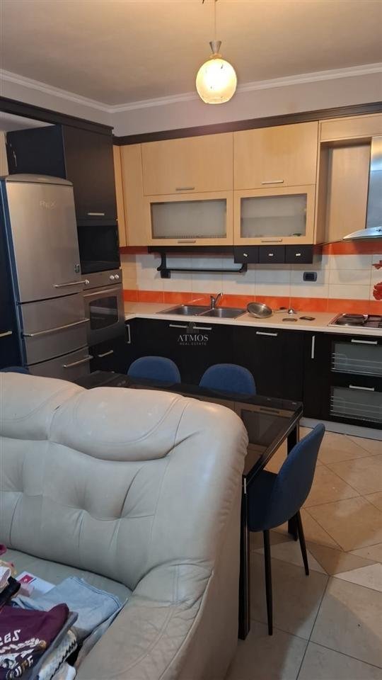 Jepet me qera apartament 2+1+2 ballkone ne Selvi