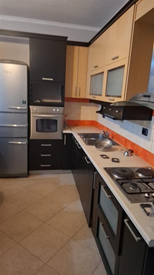 Jepet me qera apartament 2+1+2 ballkone ne Selvi