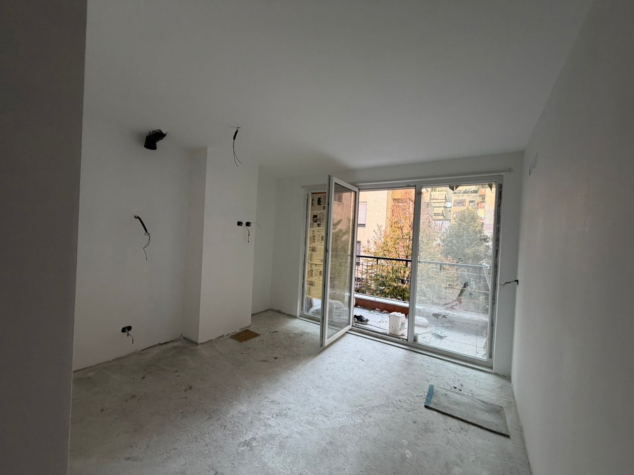 AMBIENT OPEN SPACE 1+1 PER QIRA PRANE MYSLYM SHYRIT