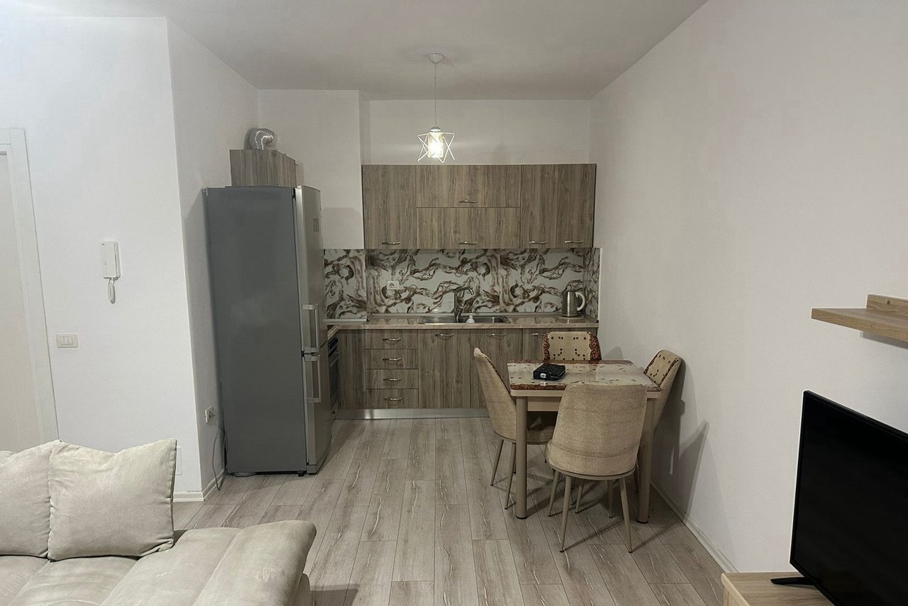 Appartamento 1+1 in affitto, vicino alla strada Mine Peza