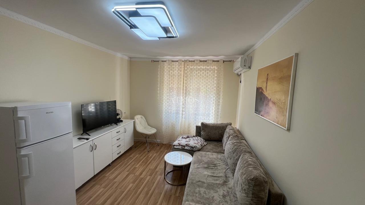 APARTAMENT ME QIRA 1+1, LULISHTJA 1 MAJI , PERBALLE ISH EKSPOZITES