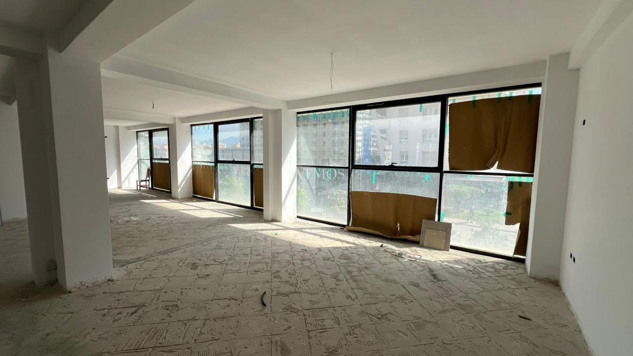 BUSINESS PREMISES FOR SALE NEAR THE OLD PARK