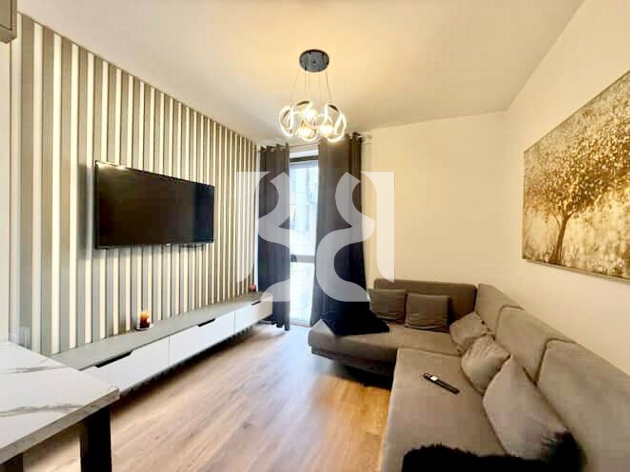 APARTAMENT ME QIRA 1+1 TE SHKOLLA E KUQE PRANE PAZARIT TE RI