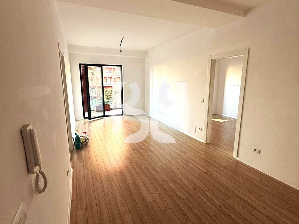 COMMERCIAL SPACE FOR RENT, GARDEN BUILDING*