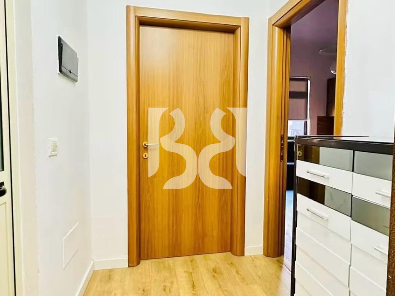 APARTAMENT 1+1 ME QIRA NE ZEMER TE TIRANES PRANE 9-KATESHEVE**