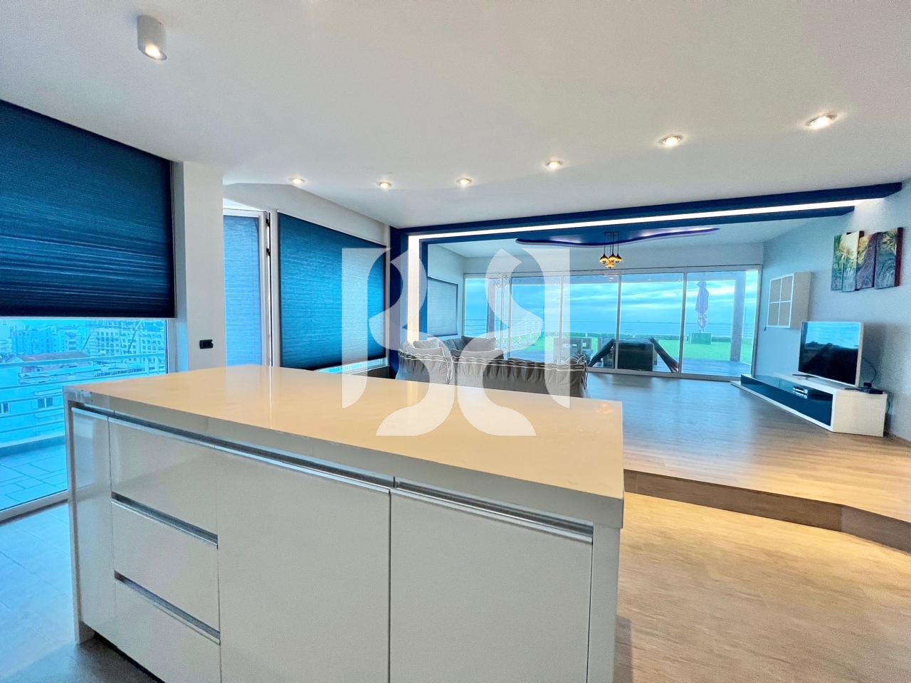 SHITET PENTHOUSE UNIK  3+1+2 ME VERANDË   SHKËMBI I KAVAJËS