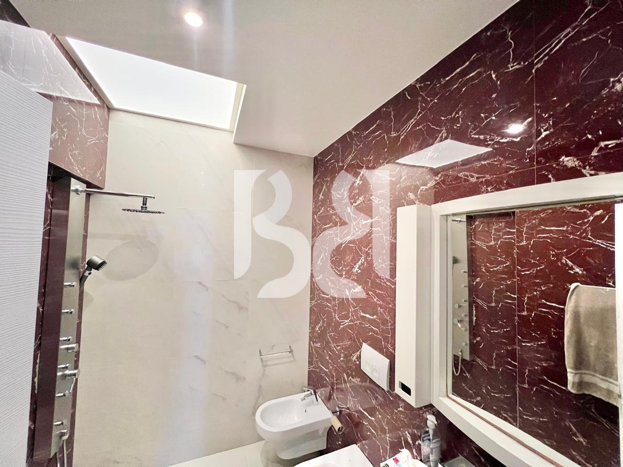 SHITET PENTHOUSE UNIK  3+1+2 ME VERANDË   SHKËMBI I KAVAJËS