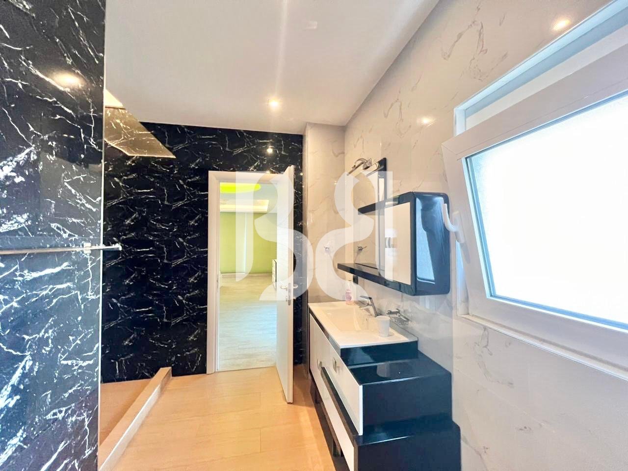 SHITET PENTHOUSE UNIK  3+1+2 ME VERANDË   SHKËMBI I KAVAJËS