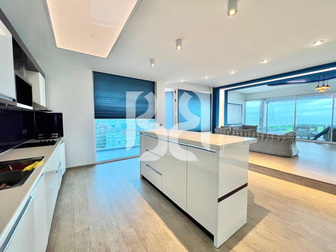 SHITET PENTHOUSE UNIK  3+1+2 ME VERANDË   SHKËMBI I KAVAJËS