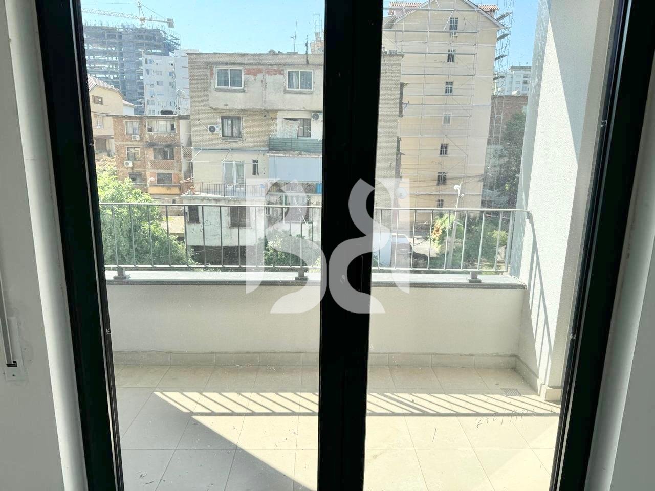 JEPET ME QIRA APARTAMENT 1+1  BOSH  PRANË STACIONIT TË TRENIT