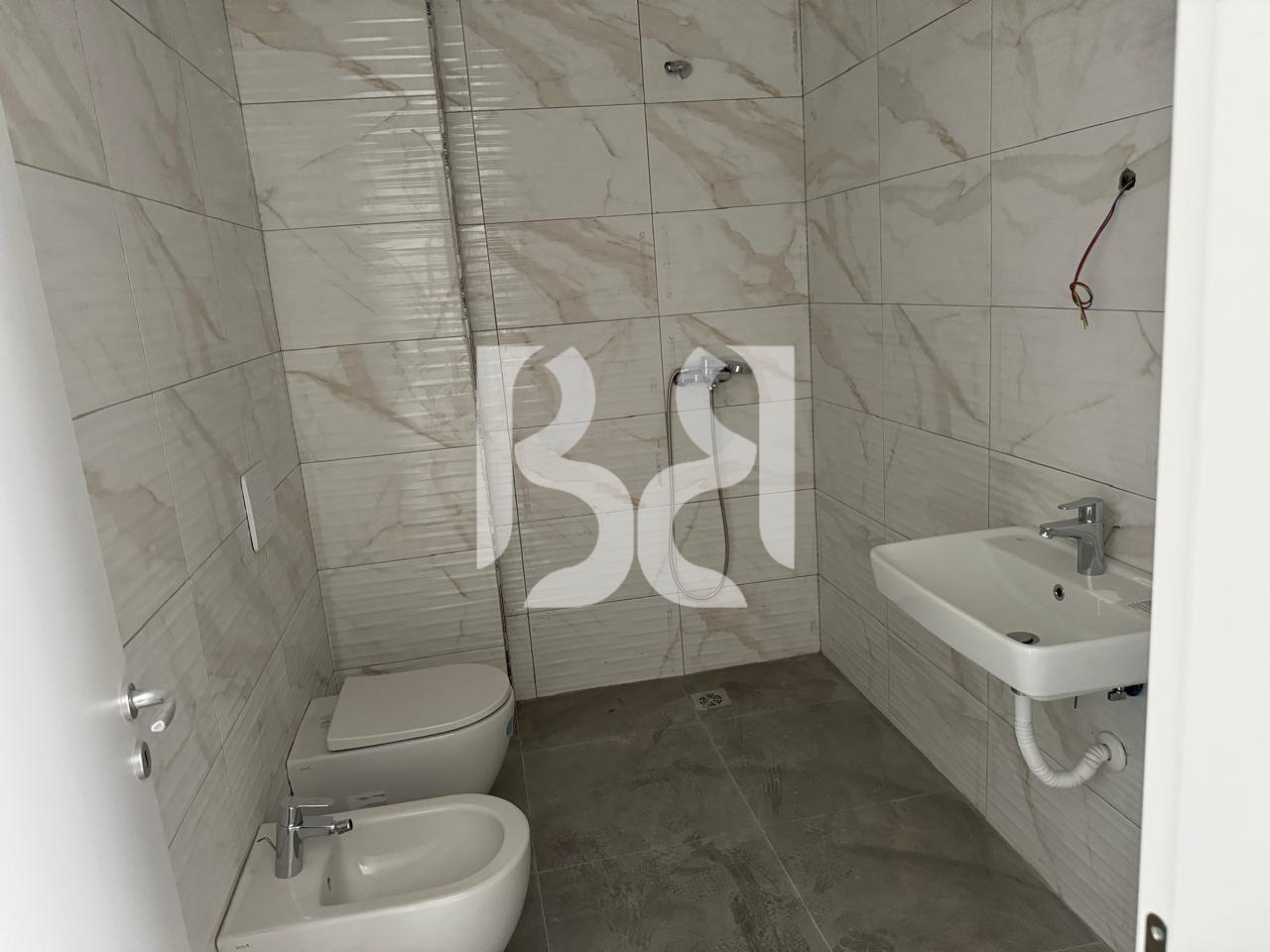 JEPET ME QIRA APARTAMENT 1+1  BOSH  PRANË STACIONIT TË TRENIT