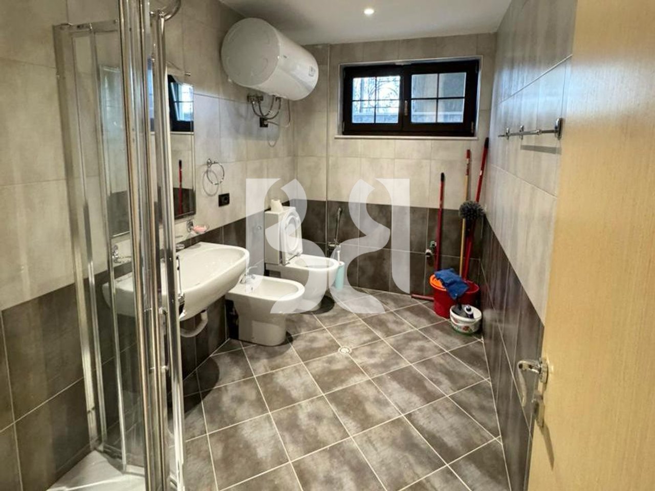 VILË LUKSOZE ME QERA NË ACACIA HILLS TIRANË