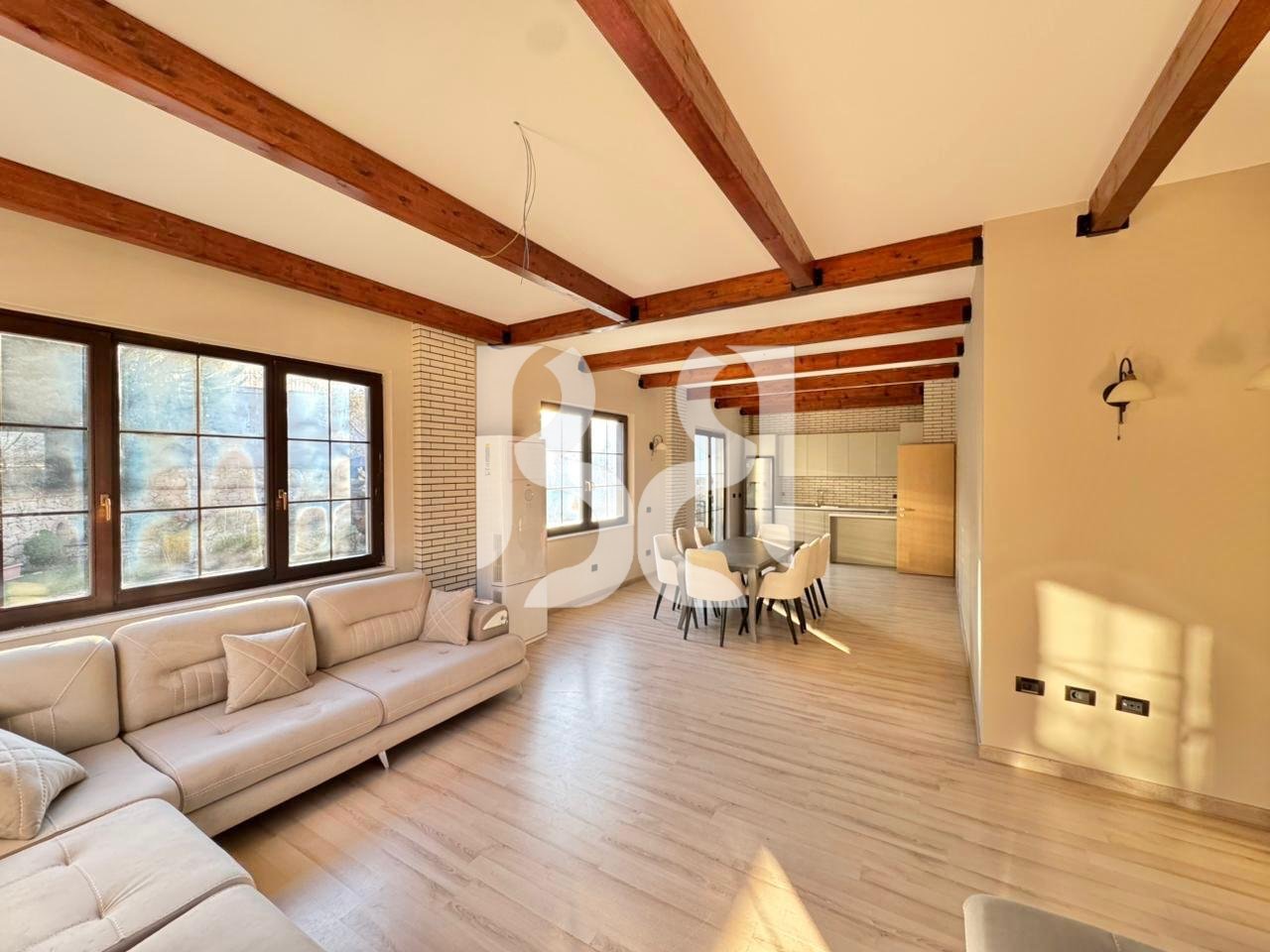 VILË LUKSOZE ME QERA NË ACACIA HILLS TIRANË