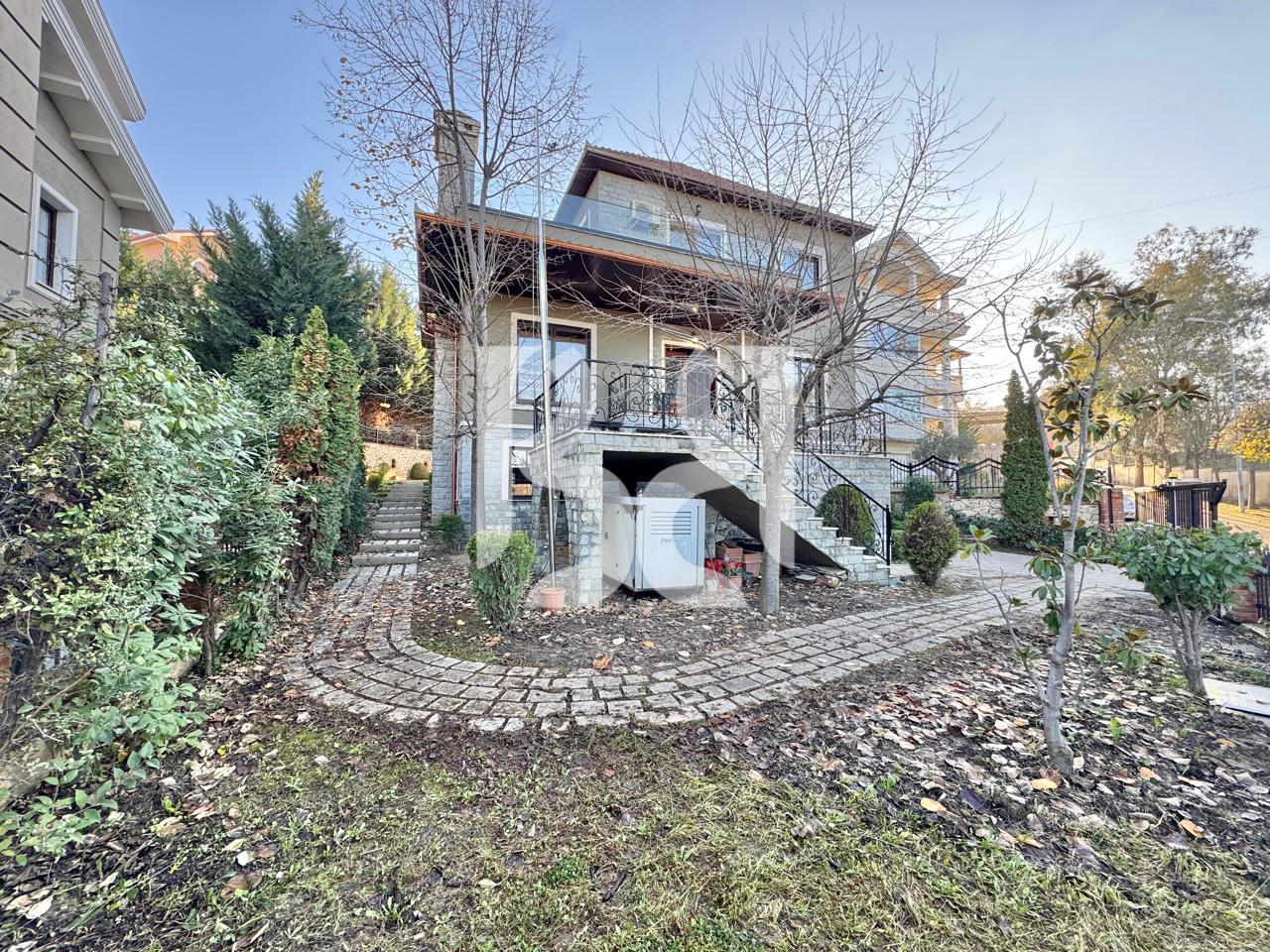 VILË LUKSOZE ME QERA NË ACACIA HILLS TIRANË