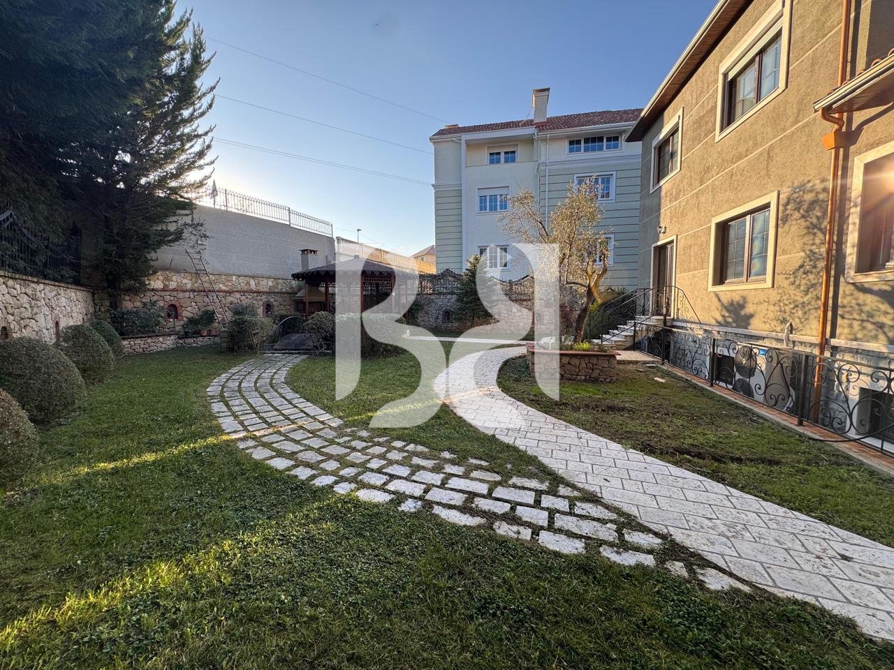 VILË LUKSOZE ME QERA NË ACACIA HILLS TIRANË