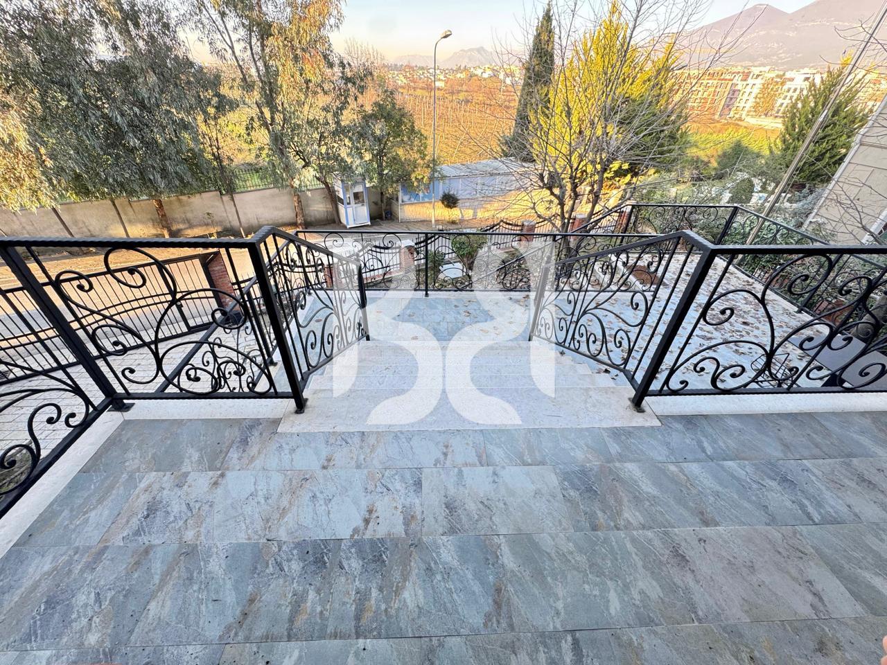 VILË LUKSOZE ME QERA NË ACACIA HILLS TIRANË