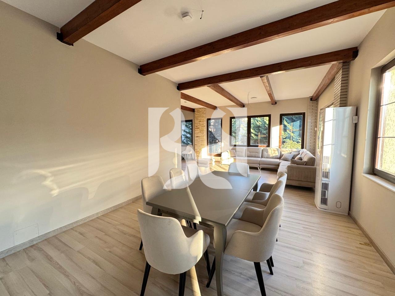 VILË LUKSOZE ME QERA NË ACACIA HILLS TIRANË