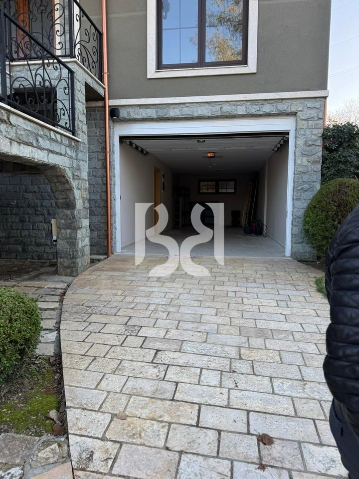 VILË LUKSOZE ME QERA NË ACACIA HILLS TIRANË