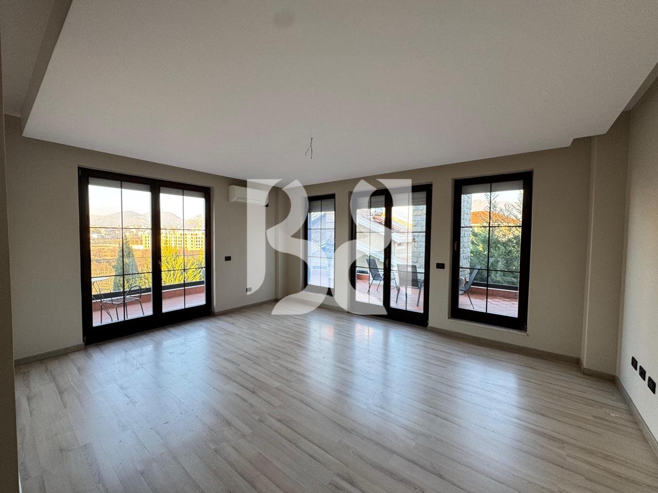 VILË LUKSOZE ME QERA NË ACACIA HILLS TIRANË