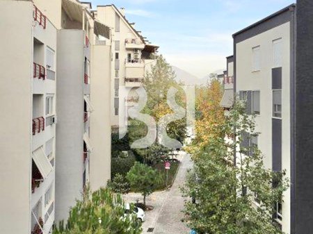 JEPET ME QERA APARTAMENT TOTALISHT I MOBILUAR – LIQENI I THATË (KOMPLEKSI FZ CONSTRUCTION)