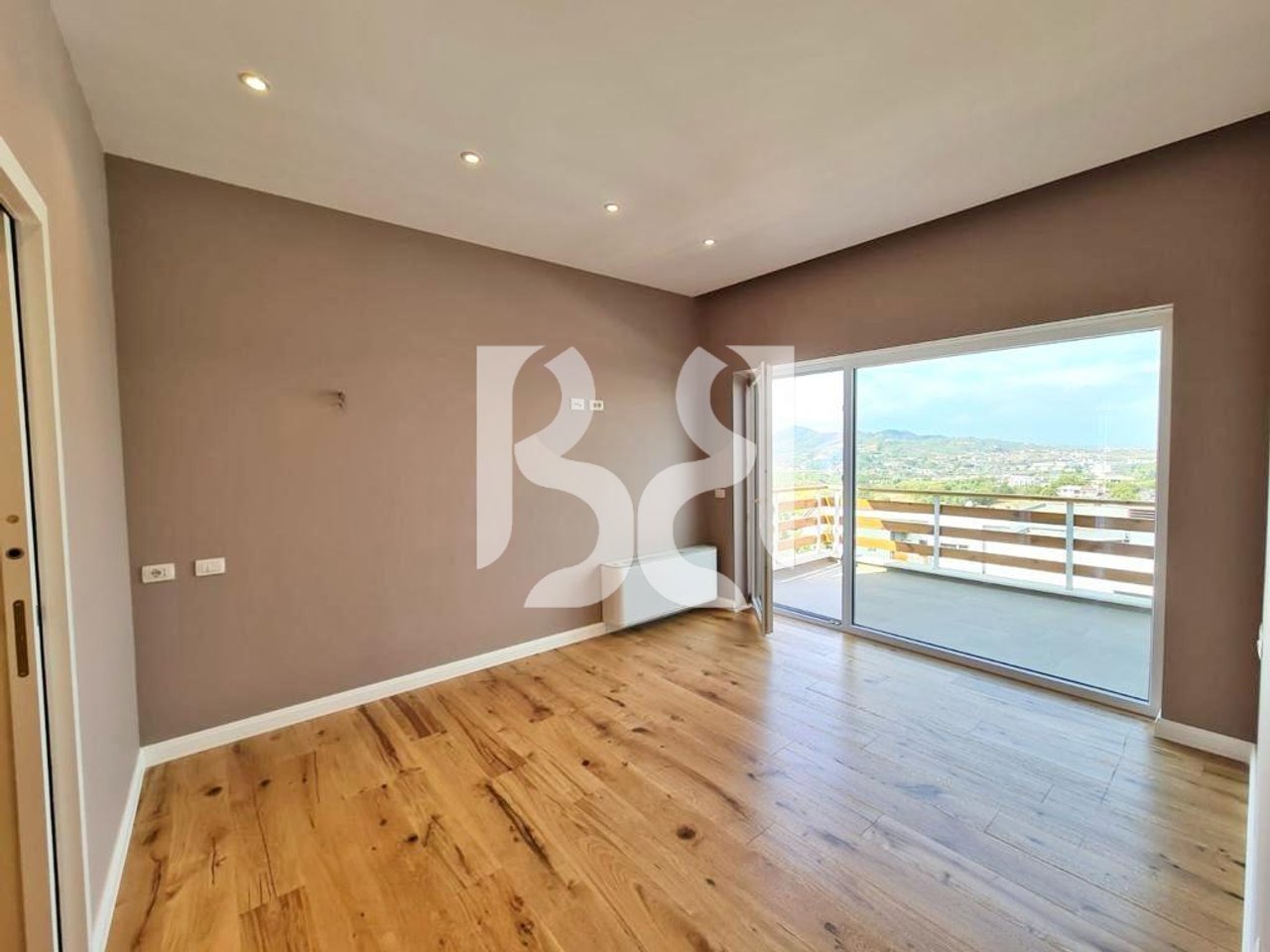 🏡 VILE IKONE NE SHITJE LONG HILL RESIDENCE