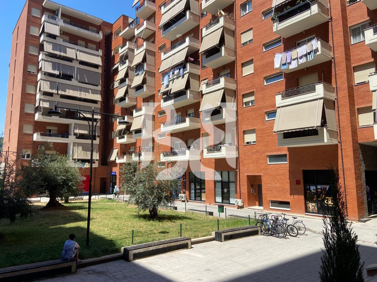 COMMERCIAL PREMISES FOR SALE GOLDEN PARK COMPLEX