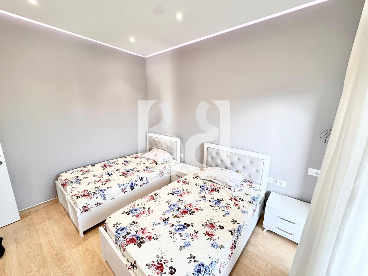 APARTAMENT ME QIRA 2+1+2+POST PARKIMI KINOSTUDIO – Mobilim Modern dhe Vendndodhje Strategjike*