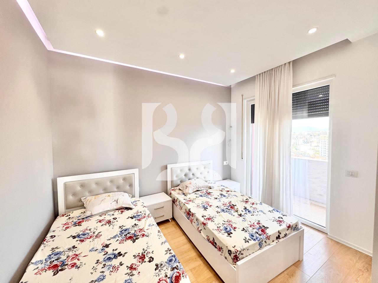 APARTAMENT ME QIRA 2+1+2+POST PARKIMI KINOSTUDIO – Mobilim Modern dhe Vendndodhje Strategjike*