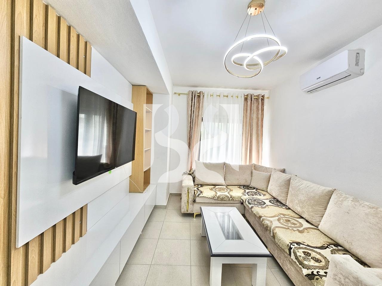 APARTAMENT 1+1 ME QERA NE RRUGEN E KAVAJES